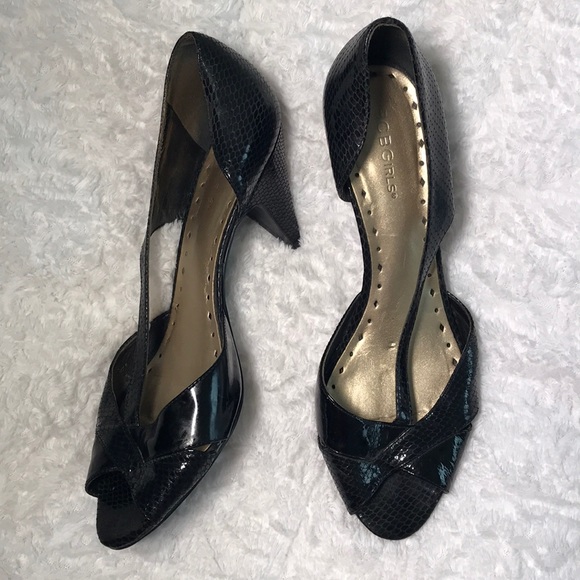 BCBGirls Shoes - 🛍 BCBGIRLS Black low heel sandal🛍